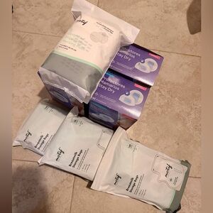 Un opened Lansinoh & Motif disposable Nursing Pads & breast milk storage bags!!